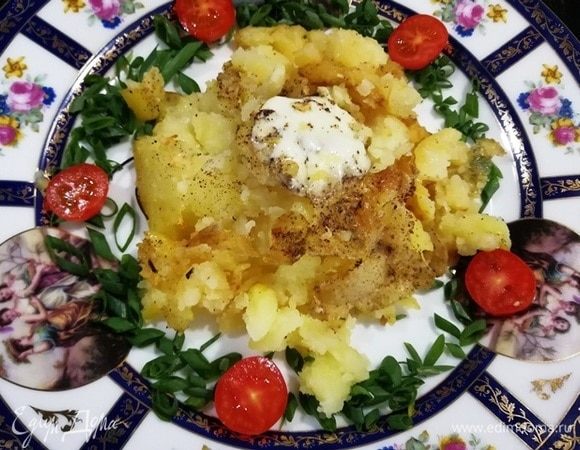 На тарелку выкладываем картофель.