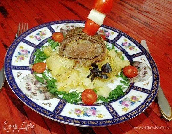 На картофель кладем кусочек вырезки. Я украсила кусочек шпажкой с помидором черри и сыром.