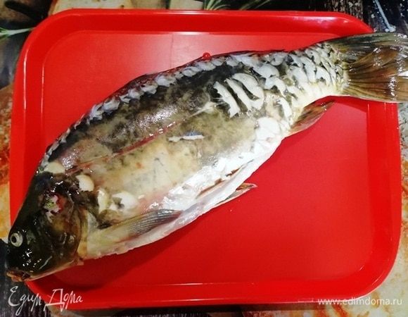 Рыбу моем, снимаем чешую (которой почти нет), убираем внутренности, удаляем жабры.