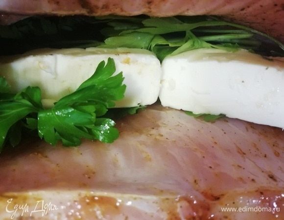 В брюшко карпа укладываем брусочки сливочного масла и веточки петрушки целиком, чтобы удобно было извлечь.