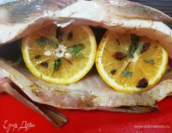 Вставляем апельсин попками вверх. При нагревании о противень апельсин с анисом и лавром создадут облако вкуснейшего аромата.