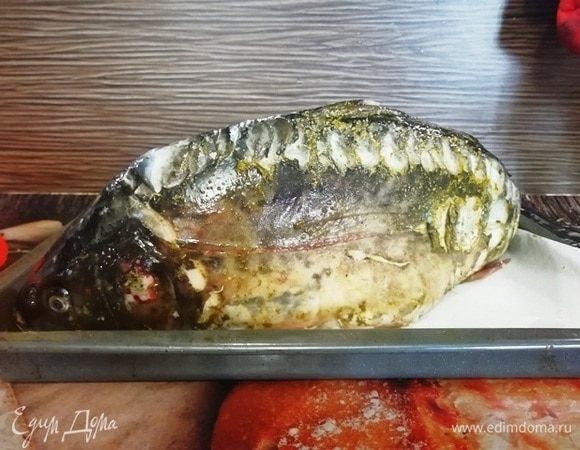 Укладываем нашего гиганта на противень. Смазываем растительным маслом.