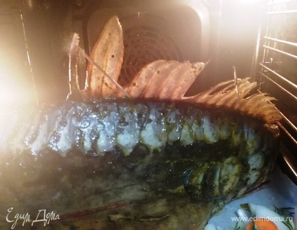 Когда уже поставила карпа в духовку, вспомнила, что хотела поднять ему плавники. Так он смотрится, как хищник, хотя рыба мирная. Запекаем в духовке при 180°C в течение 1,5 часов.