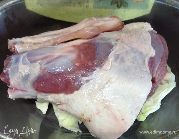 Ножку промыли хорошенько, дали обсохнуть чуть, если не влезает в посудину, кость отпилим чуток.