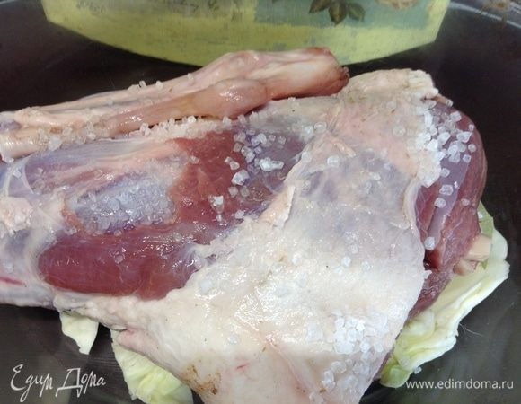 Ножку хорошо просолили и уложили на капусту.