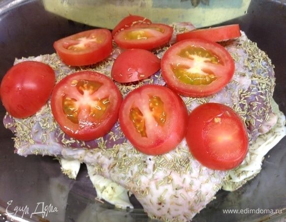 Пару небольших помидорок нарезали толстыми кольцами и украсили сверху изящную ножку:), вспоминая роман «Женщина в красном»:)