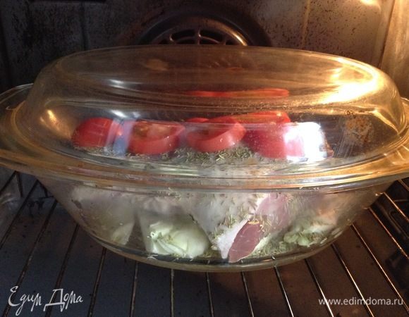 Закрыли крышкой и в духовку. Общее время — часа 2. Первые полчаса (может, минут 40–50) — на сильном огне, я так на 250°C ставлю. Потом до окончания запекания — на небольшом огне, 165–175°C.