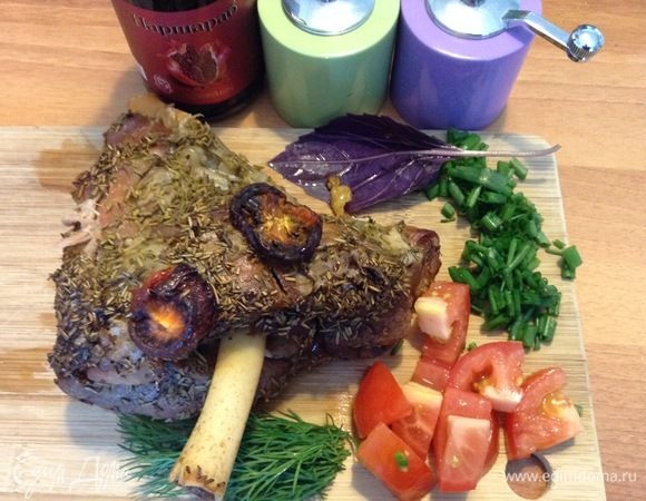 Не знаю, почему, но если такое мясо выложить именно на деревянную досочку, чуть зелени и помидорок свежих добавить, соус из граната или из брусники поставить рядышком, да мельницу с солью и перцем (вдруг кто любит «погорячее»:)) Вот не знаю, почему, но факт — так просто не оторваться:) Настроения для!