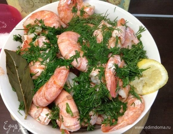 Что тут, собственно, рассказывать. Кидаем в кипящую воду прямо замороженные креветки (у нас других просто не бывает:), соль и перец горошком туда же, в кипяток. Когда снова закипит вода уже с креветками, минут 7–10 варим.