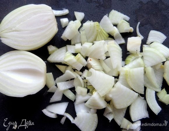 Лук мелко порубить.