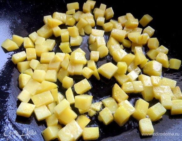 Начинаем обжаривать слегка картофельные кубики в воке.