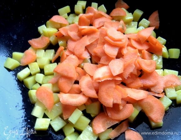 Высыпать позже морковь.