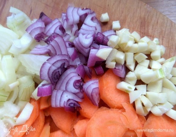 Немного красного лука и чеснок измельчить.