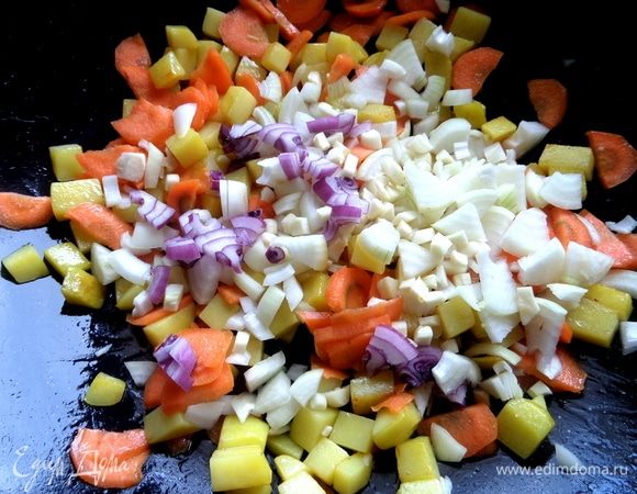 Высыпать оба вида лука и чеснок в сковороду.