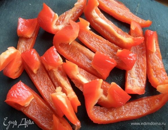 Нарезать паприку.