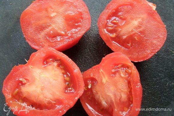 С томатов снять кожицу.