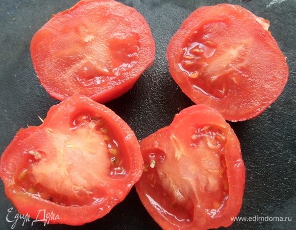 С томатов снять кожицу.