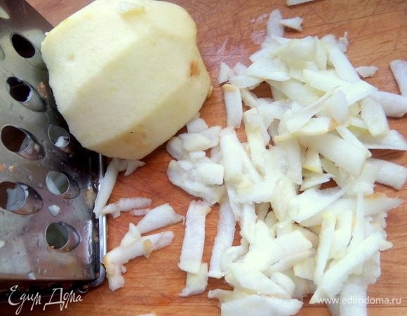 Еще к овощам мне захотелось добавить маленькое яблоко, не помешает точно.