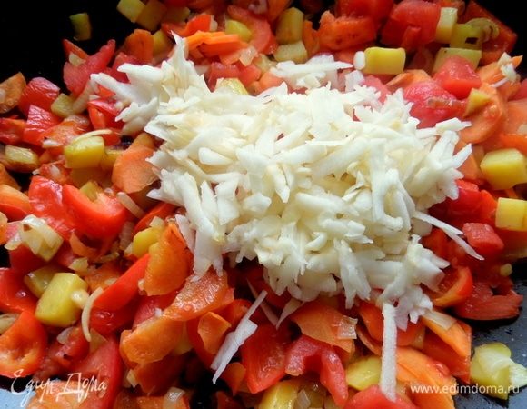 Крупно натереть.