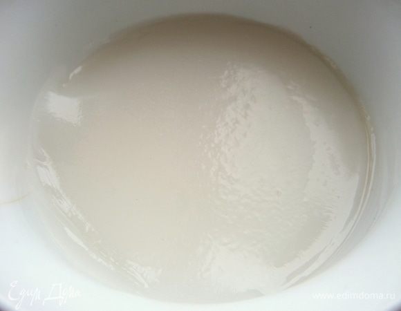 Для заливки можно развести крахмал (1–2 ложки) в воде или взять отвар от риса. У меня был отвар от макарон (100 мл).