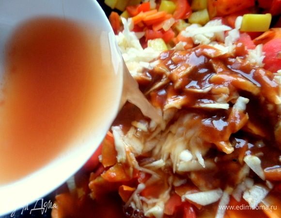 Вылить в вок. Посолить.