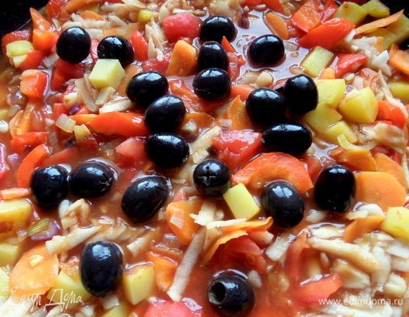 Добавить маслины.