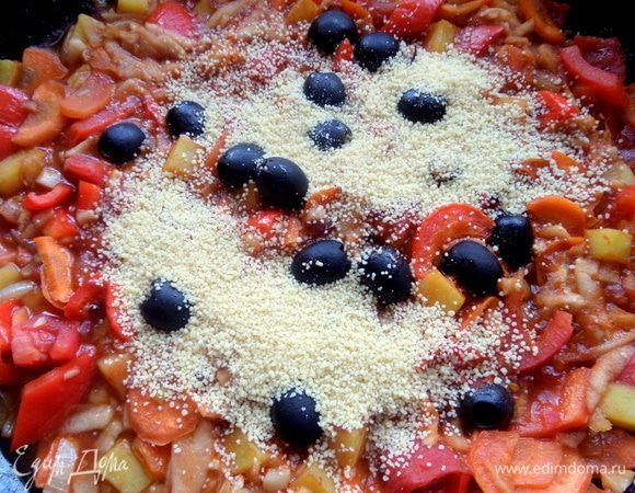 Всыпать кускус сухой. Перемешать.