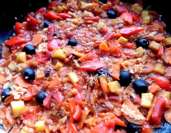 Томить под крышкой 15–20 минут. По необходимости добавить воду.