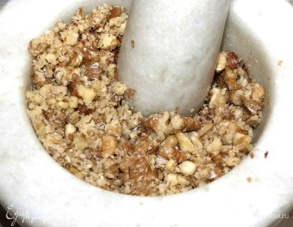 Грецкие орехи измельчить. При желании можно предварительно обжарить.