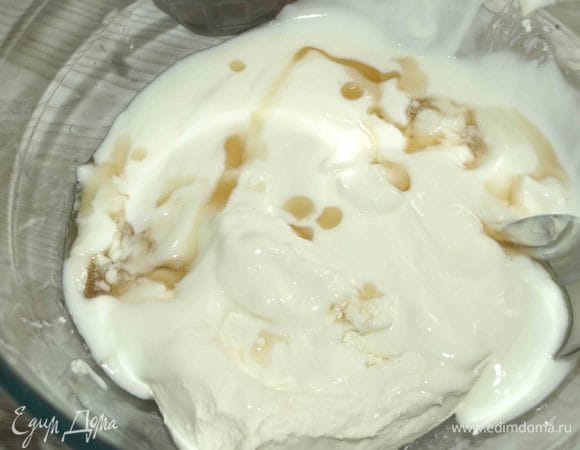 В миске соединить творог, йогурт и 2 столовые ложки кленового сиропа.