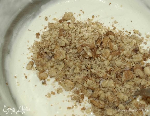 Соединить йогуртово-творожную массу с грецкими орехами. Перемешать.