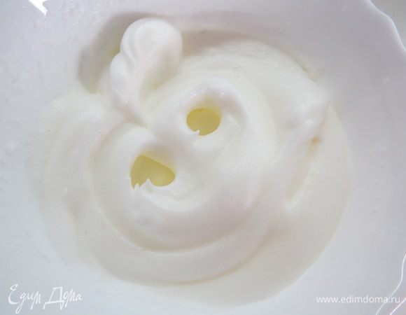 Готовим шоколадный ангельский бисквит. Для успешного результата емкость для взбивания должна быть сухой и чистой, а белки должны быть тщательно отделены от желтков. Начинаем взбивать белки на небольшой скорости (без сахара) до образования легкой пены.