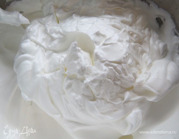 Затем, не останавливая работу миксера, небольшими порциями начинаем вводить сахар, ванильный сахар. Добавляем щепотку соли, сок лимона. Взбиваем белки на средней скорости, пока сахар почти полностью не растворится, и только после прибавляем скорость миксера. Если сразу увеличить скорость миксера, то белки взобьются раньше, чем растворится сахар. Взбиваем белковую массу до устойчивых пиков.