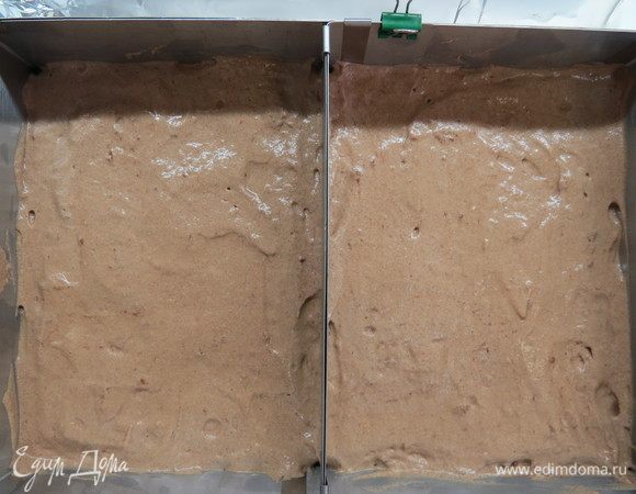 Дно формы застилаем бумагой для выпечки. Стенки формы не смазываем. У меня двойная рамка, каждая сторона размером 20 х 15 см. Перекладываем тесто в форму, разравниваем поверхность. Выпекаем при 160–170°C 30–40 минут (ориентируйтесь по своей духовке).