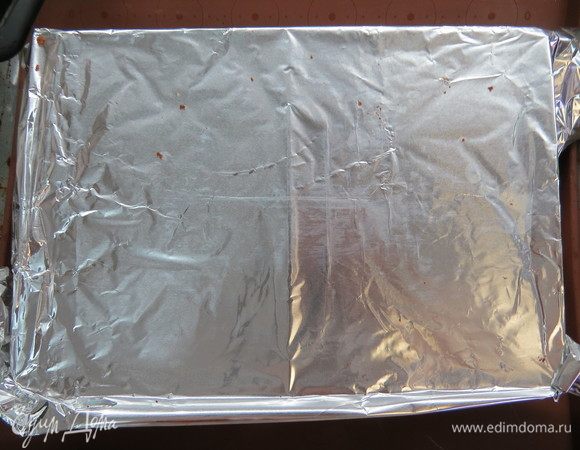 Готовый бисквит переворачиваем прямо в форме. Это предотвратит оседание бисквита.