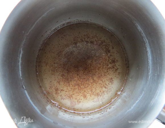 Готовим сироп. Вскипятить сахар с водой до полного растворения сахара. Добавить ванильный экстракт и ром, перемешать.