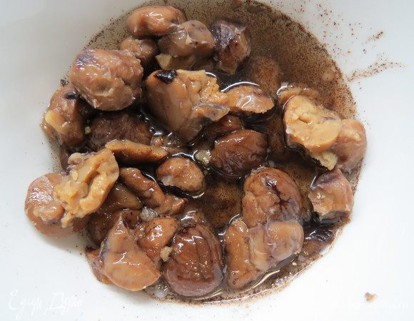 Готовим каштановый крем. Сварить сипроп из воды, сахара и ванильного сахара. Залить сиропом очищенные каштаны и измельчить блендером до однородности.