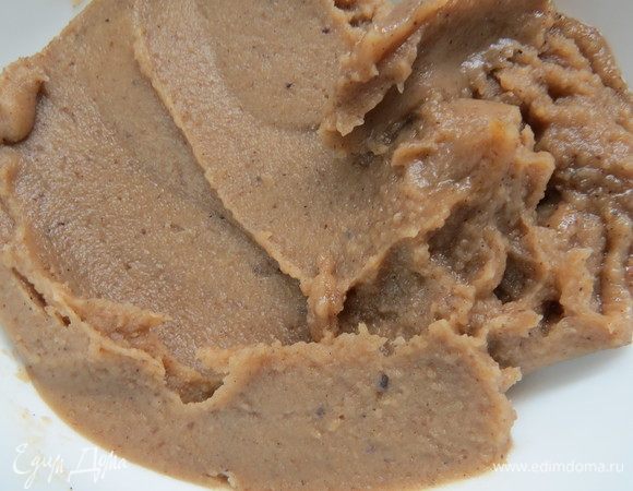 Получается однородное каштановое пюре. У меня были очищенные каштаны в вакуумной упаковке. Если вы купили неочищенные каштаны, то технологию их подготовки можно посмотреть здесь: https://www.edimdoma.ru/retsepty/109618-shokoladno-kashtanovyy-tart. Сразу скажу, что чистить каштаны — не самое веселое занятие, но уж больно они хороши в десертах)