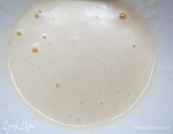 Готовим каштановый мусс. Желатин замочить в холодной воде. Воду с сахаром поставить на огонь и варить сироп до 115°C. Одновременно начать взбивать желтки, влить горячий сироп, постоянно взбивая. Взбивать, чтобы смесь остыла до комнатной температуры.