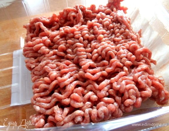 Понадобится половина коробочки фарша.