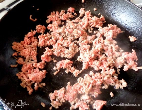 Обжарить фарш в масле на сковороде, помешивая. Посолить или влить соевый соус в конце.
