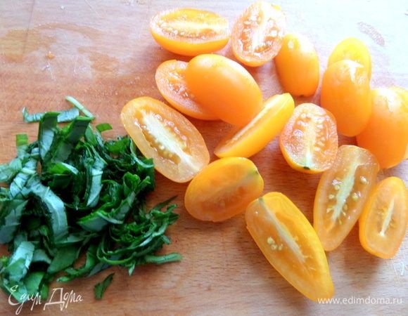 Черри просто разрезать пополам для дополнительного вкуса.