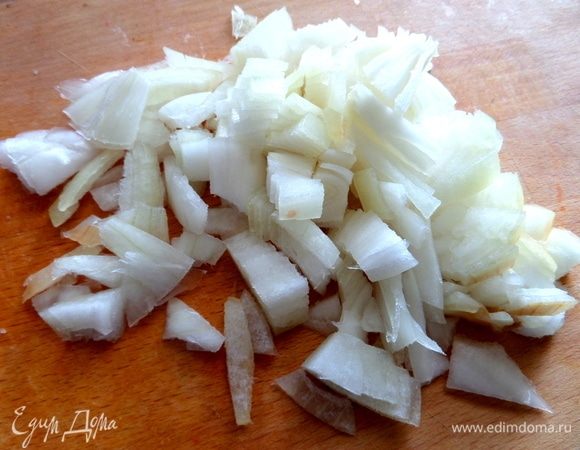 Лук нарезать, чеснок — просто пополам.