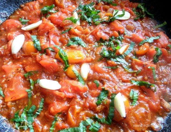 Обжарить слегка лук и томаты на сковороде после фарша, позже положить чеснок и базилик. Чеснок при подаче вытащить.