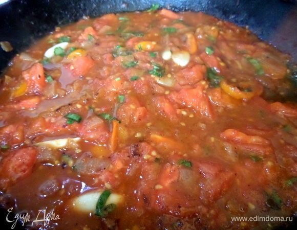 Подливаем 2–3 поварешки отвара от спагетти в томаты и тушим до однородного состояния.