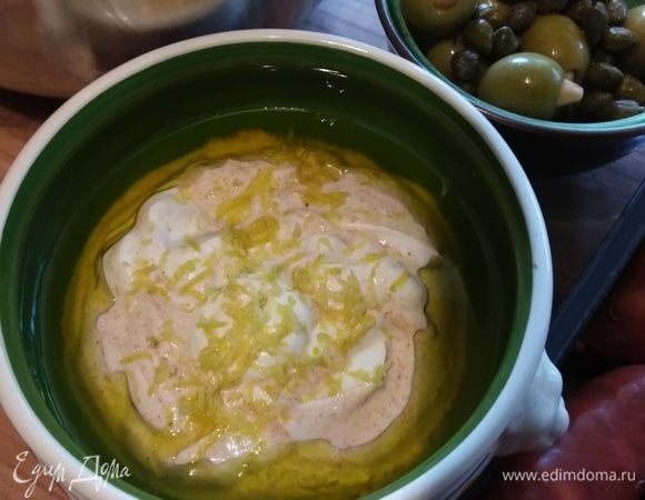 Приготовление блюда можно начать с приготовления дипа. Смешать все ингредиенты (сметану можно заменить йогуртом), добавить мелко рубленый чеснок, цедру и сок половины лимона.