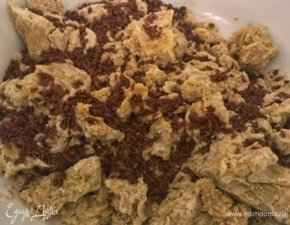 Добавить сахар и соль. Растереть, затем добавить семена льна. Замесить тесто.