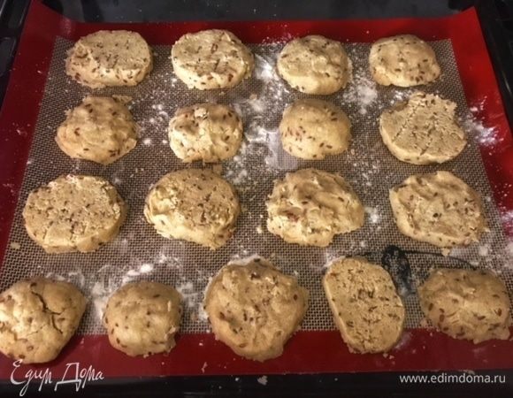 Кисточкой сверху смазать взбитым яйцом с молоком. Выпекать в разогретой духовке (160°C) до образования золотистой корочки.