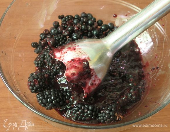 Откладываем 3–6 ягод ежевики для украшения. Перебиваем ягоды блендером.