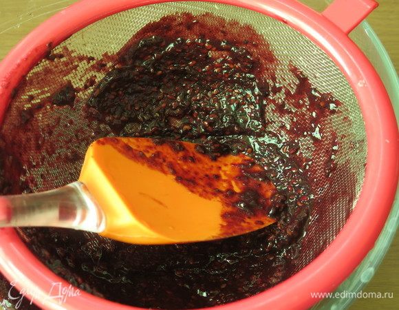 Перетираем через сито ягоды.